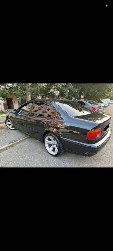 bmw 3 серия 318 at: BMW 5 Series E39 sedan – qara rəngli eksteryer, tünd şüşələr və 5 — 4