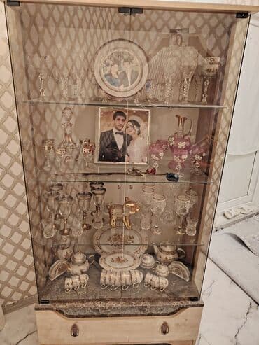 Rəf vitrinləri: Şüşəli dolab vitrini, Yeni, Ünvandan götürmə — 1