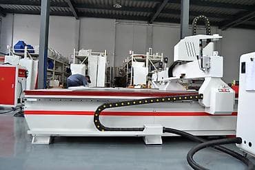 Sənaye tipli CNC frezə/oyma dəzgahı - Böyük ölçülü iş masası: lövhə