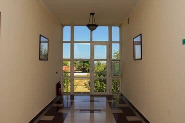 Həyət evləri və villalar: Obyekt satılır. Obyektin ümumi ərazisi 1.5 hektardi. 3 mərtəbəli — 10