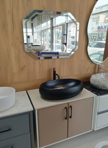 mətbəx moydadır: Oval formalı qara rəngli çanaq lavabosu ilə birlikdə olan bu hamam — 1