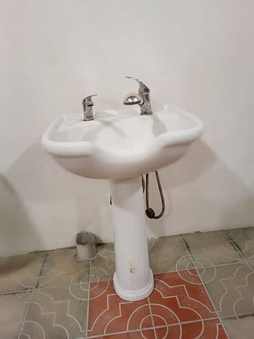 Bərbər saç yuma üçün moyka ağ rəngdə səliqəli az yer tutan əlverişli