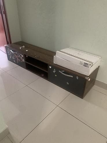 Düz TV altlığı, Polkalı, Laminat