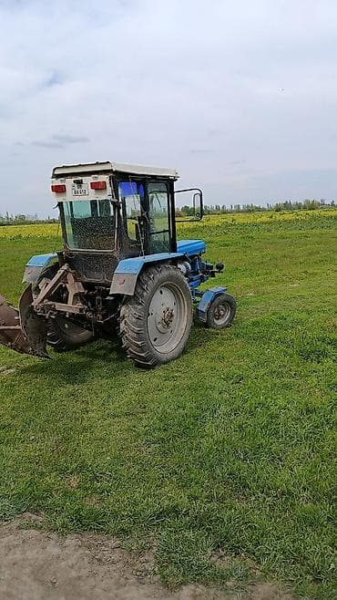 lapet qoşqu: Mavi rəngli tək kabinəli təkərli traktor. Texniki xüsusiyyətlər və — 2