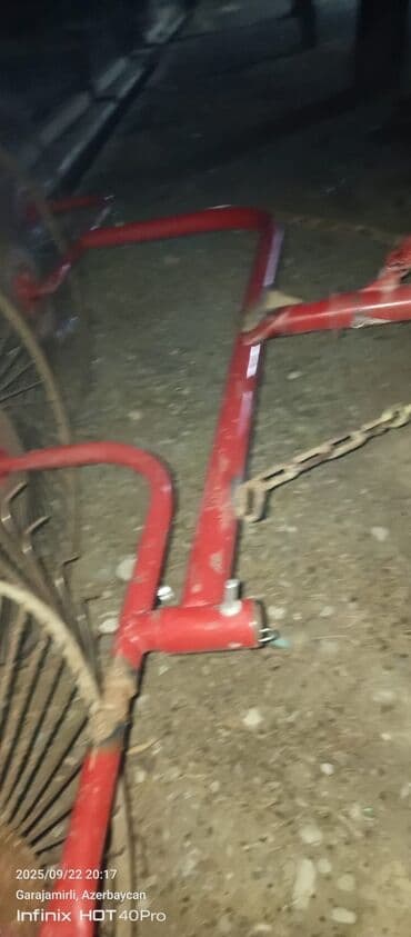 ceşqa fara: Mavi rəngli Belarus MTZ traktoru - Kabinli, geniş görünüşlü ön şüşə — 7