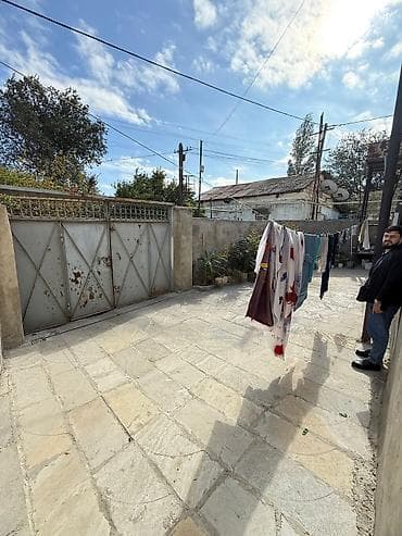 gencede ev: 2 mərtəbəli 7 otaqli fərdi yaşayış evi,2 ci mərtəbə tam təmirli,1 ci — 8