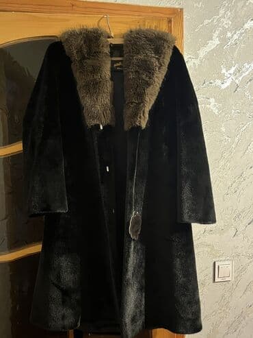 ikinci el subalar: Qadın üçün qara rəngli xəz palto - Material: yumşaq, parlaq fakturalı — 2