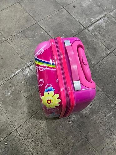 Çamadanlar: Uşaq çamadanı – sərt korpuslu, çəhrayı rəngdə, üzərində nağıllar — 2