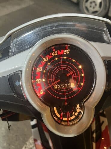 Moto geyim: Skuter/moped – sport dizaynlı, Repsol tərzində qırmızı-ağ qrafika ilə — 4