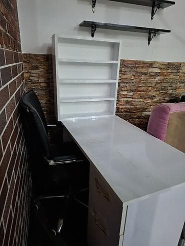 istolar: Düz masa, Stulsuz, Polkalı, Siyirməli, Parlaq laminat — 1