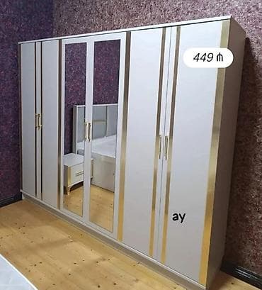 qapi dekoru: Ağ rəngdə, qızılı dekor xətləri ilə modern dizaynlı paltar şkafı — 1