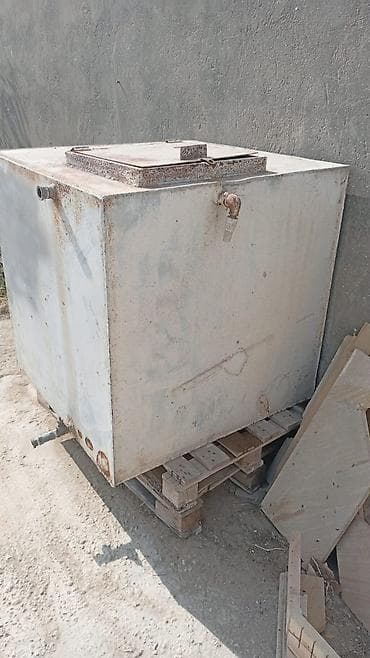 Baklar və çənlər: Metalkorpuslu kubik formada maye çəni - Material: qalın divarlı metal — 1