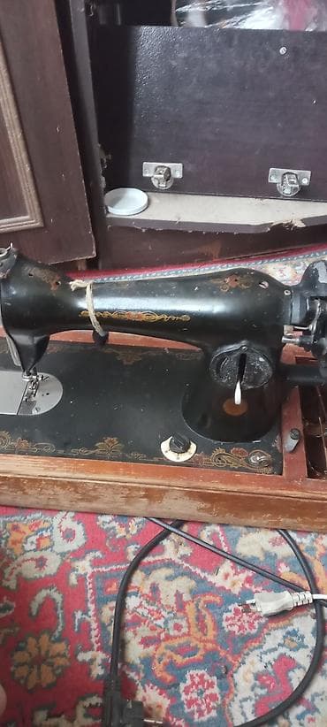 akustik gitara simi: Qədimi tikiş masini - Korpus: çuqun gövdə, qara lak örtük və qızılı — 1