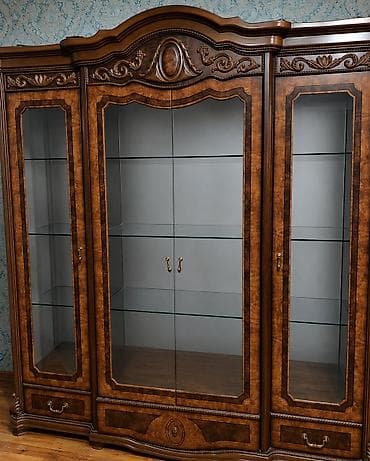 Klassik üslubda yataq otağı üçün mebel dəsti. Dəstə iri vitrin tipli