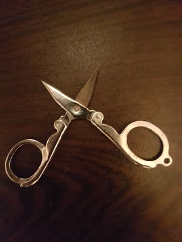 xarı bülbül icon: ● Qayçı ● Nerj. Uzunluğu : 8 sm. Qiyməti : 5 azn — 3