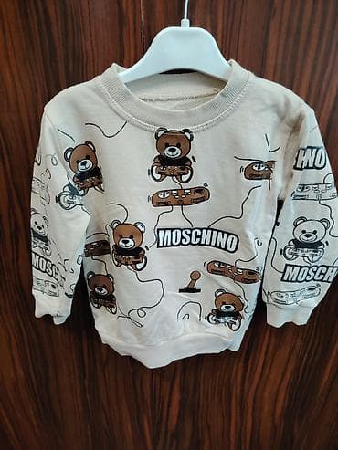 Uşaq sviteri – krem rəngdə, üzərində oyun pultu tutmuş ayıcık