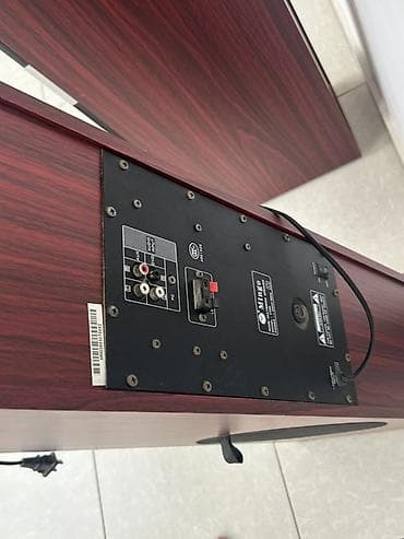 macbook pro 16: İki ədəd döşəmə tipli akustik sistem – Wing brendi (model üzərində — 2