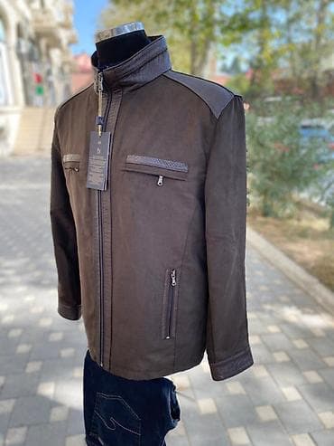 qaqa geyimi: Kişi gödəkçəsi – qəhvəyi rəngdə, dik yaxalı dizayn. Xüsusiyyətlər: - — 1
