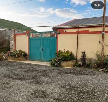 Həyət evi – bütöv həyətli, darvazalı - Həyətyanı sahə: daş döşəməli