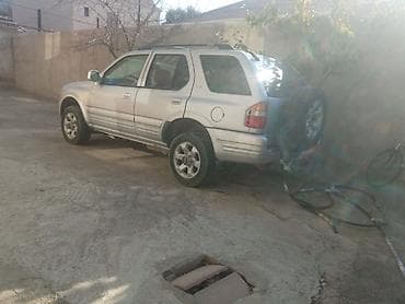 trakdor t 28: Isuzu Rodeo/Amigo (təxmini 1998–2002 buraxılışı) SUV - Kuzov: 5 — 3