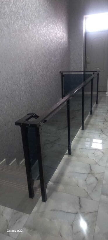 toxunma tutacaqlar: Şüşə və metal elementlərdən ibarət müasir üslubda hazırlanmış pilləkən — 7