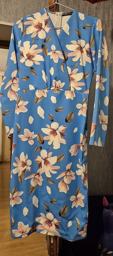 Mavi rəngli, iri çiçək naxışlı qadın donu. 1 defe geyinilib. - — 1