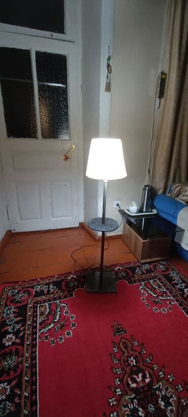 uşaq otağı perdeleri: Dayaqlı döşəmə lampası – üst hissədə klassik ağ abajur, metal gövdə və — 2