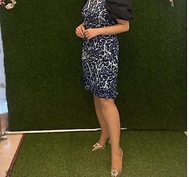 - Qadın geyimi: Dizə qədər, bədənə oturan don - Rəng və naxış: Göy