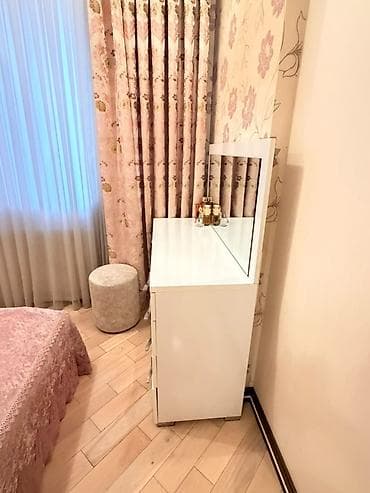 puflar: Yataq otağı mebel dəsti – ağ rəngdə, müasir üslub Tərkibi: - Çarpayı — 4