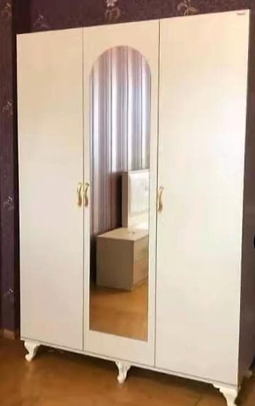 Ağ rəngli 3 qapılı geyim dolabı - Klassik dizayn: ortada tağ formalı