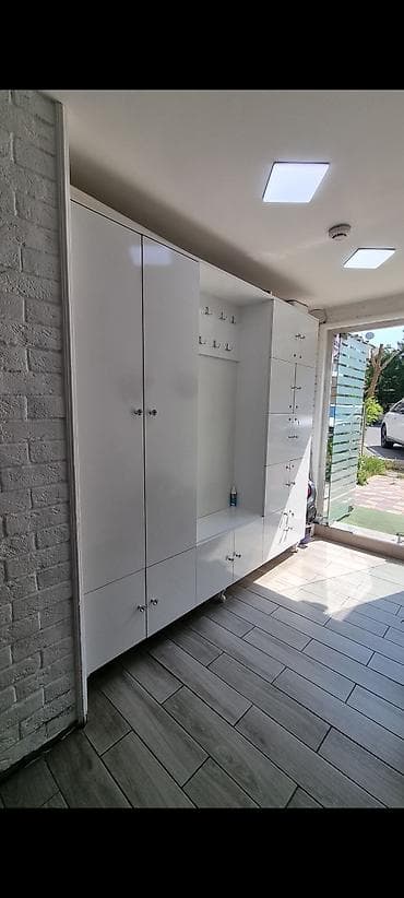 Ağ rəngli, parlaq səthli giriş dolabı/vestiyer sistemi - Material