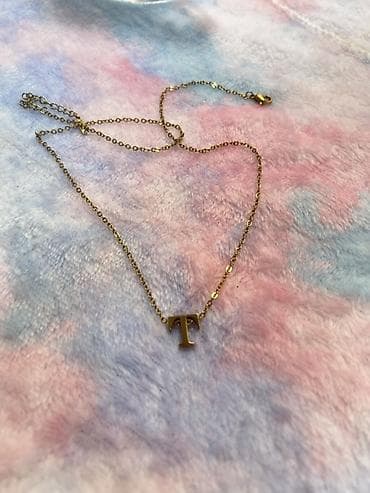 Qızılı rəngdə boyunbağı – “T” hərfi asqılı - Zərif incə zəncirli