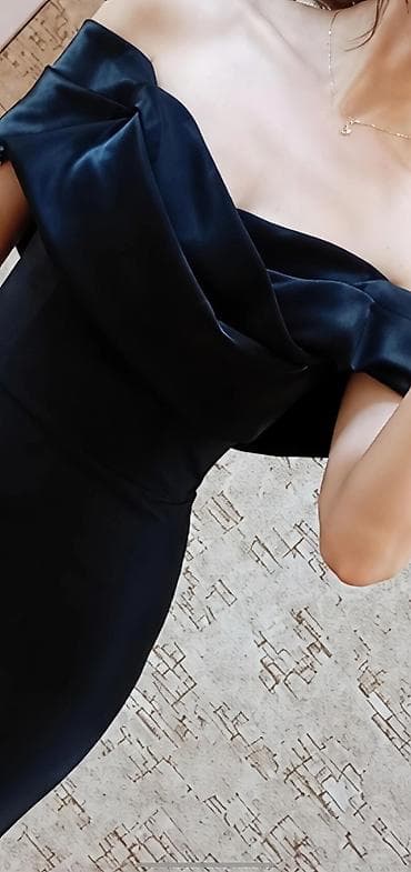 hamam papagi: Zərif gecə/libas – qara rəngdə, atlas parıltılı kumaşdan. Off-shoulder — 1