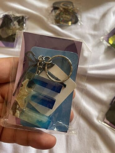 qapi ustu asmalar: Fərqli rənglərdə və dizaynlarda mövcud olan qatran açar halqaları. Bu — 4