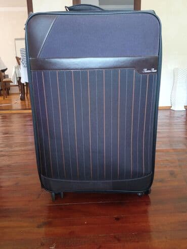 купить чемодан на колесах: Tünd boz rəngli, şaquli zolaqlı çamadan. Çamadanın yuxarı hissəsində — 1