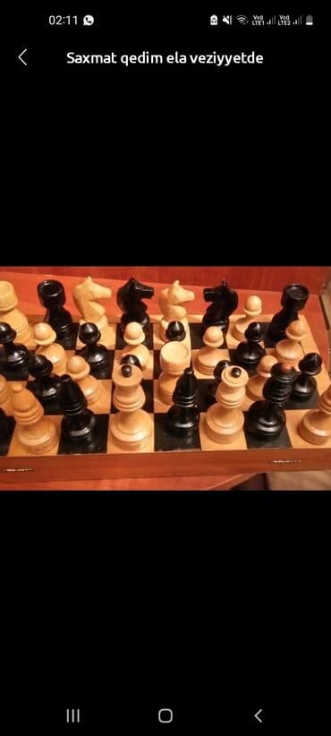 Dəbilqələr: Bu şahmat dəsti klassik dizaynda hazırlanmış taxta fiqurlardan və — 2