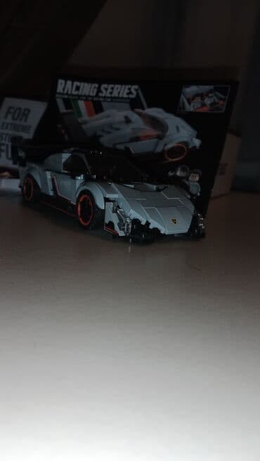 oyuncaq qutusu: Bu, tikinti bloklarından yığılmış yarış avtomobilidir. Avtomobil boz — 1