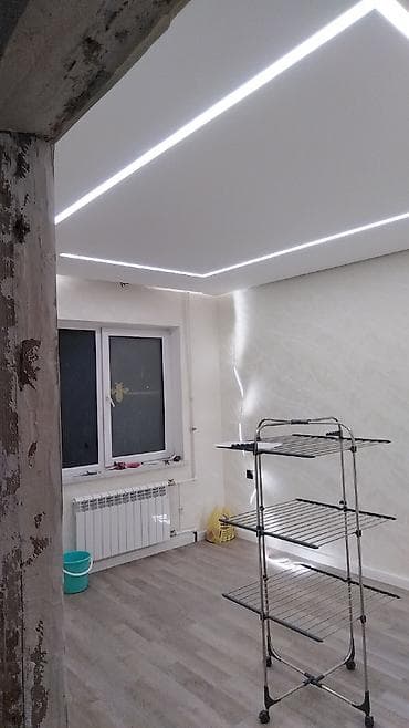 taxta tavan modelleri: LED xətləri və gizli işıqlandırma ilə alçıpan tavan və divar dizaynı — 3