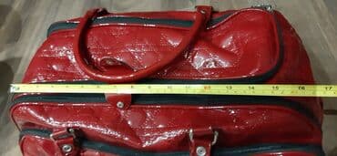 Dəbilqələr: Parlaq qırmızı rəngdə, dəbli görünüşlü çantası. Qısa tutacaqları var — 10