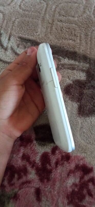 телефон баку: Ağ rəngli kompakt smartfon Xüsusiyyətlər: - Korpus: qapaqlı arxa — 1