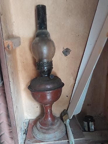 İncəsənət və kolleksiyalar: Qədimi kerosin lampası - Materiallar: metal gövdə və əsas, şüşə kolba — 1