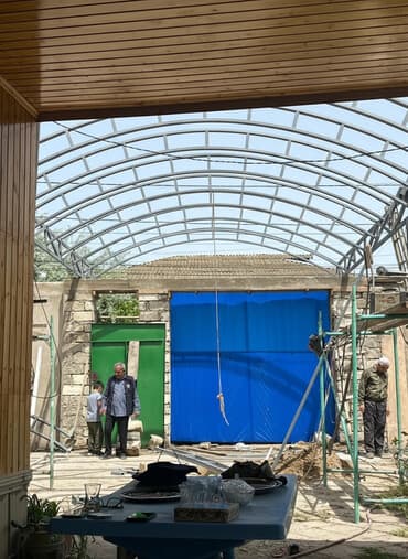 bide: Metal konstruksiyalı, tağvari örtük, həyətdə kölgə yaratmaq və ya — 1