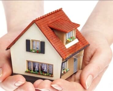 - Tam daş hasarlı həyətyanı sahə, geniş çınqıl örtüklü giriş və maşın