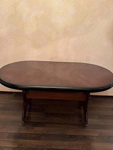 Oval formal masa - Material: bərk ağac (taxta), üzəri parlaq laklama