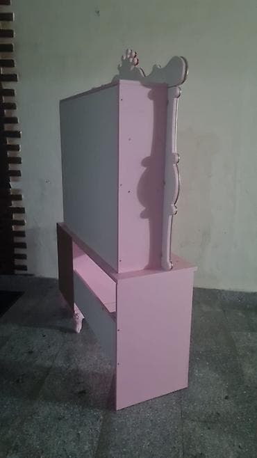 dərs masa: Uşaq/yeniyetmə otağı üçün romantik dizaynda yazı masası və üst raflı — 4