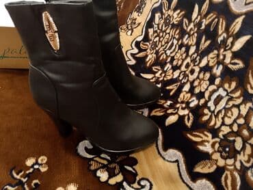 platforma qadın krossovkaları: Qadın botları – qara rəng, incə burunlu və hündur dabanlı. - Material — 1