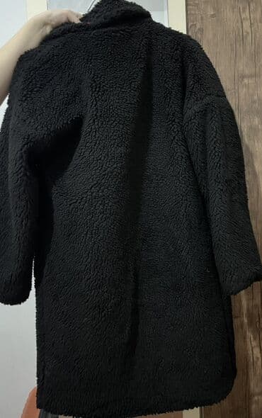 Dəstlər, kostyumlar: Qara teddiyə bənzər qıvrım teksturalı palto - Model: dizə qədər — 2