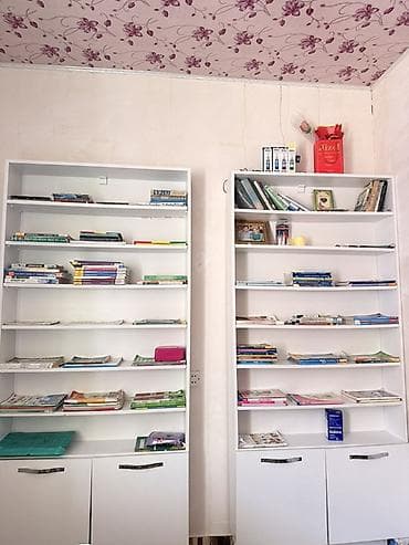 kitab stol: Ağ rəngdə ofis mebel dəsti Tərkibi: - 2 ədəd kitabxana rəfi: hər biri — 1