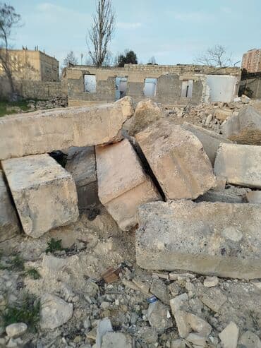 plitələr: Tikinti və ya təmir işləri üçün istifadə olunan beton plitələr. Bu — 2