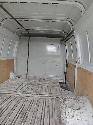rustavi masin bazari: Qazel satılır. Bez kraskadır. İli 2005. Probeqi 200000 min. Mayor 2.4 — 10